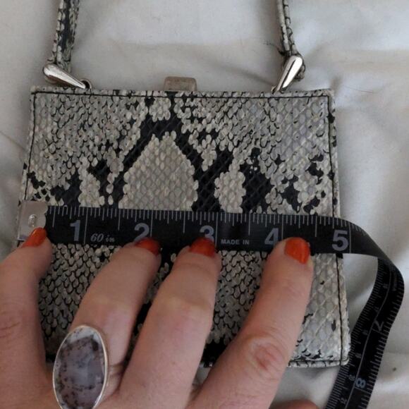 Small‎ Nine West faux snakeskin clutch - Picture 7 of 9